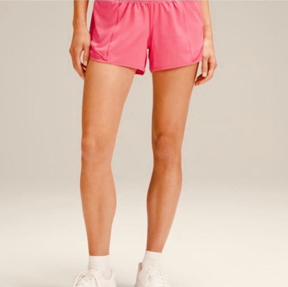 Lululemon Womens Hotty Hot Low-Rise Short 4" size 4 Coral Pink Lined W7AW7T